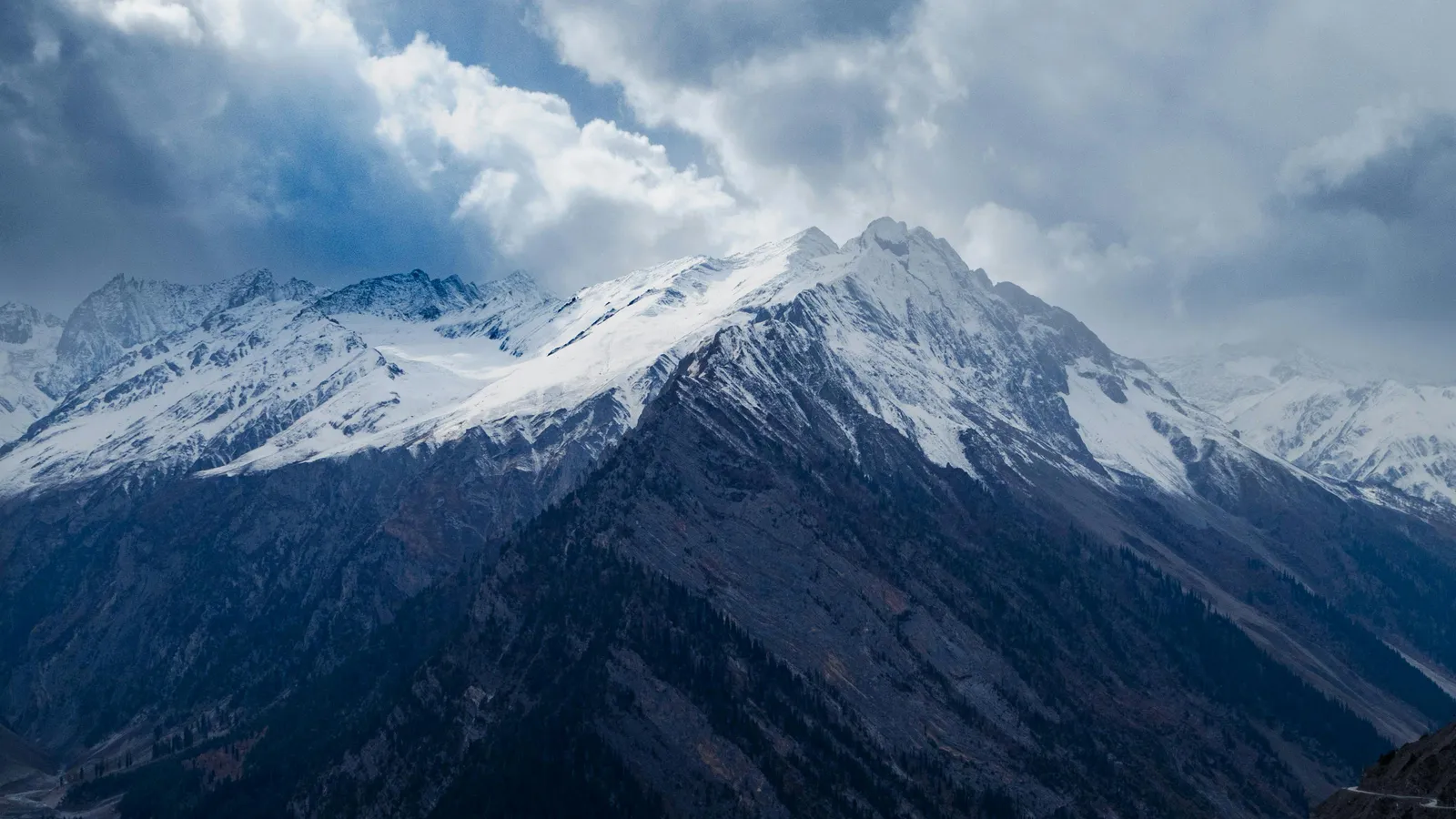Trekking trail through Kashmir mountains