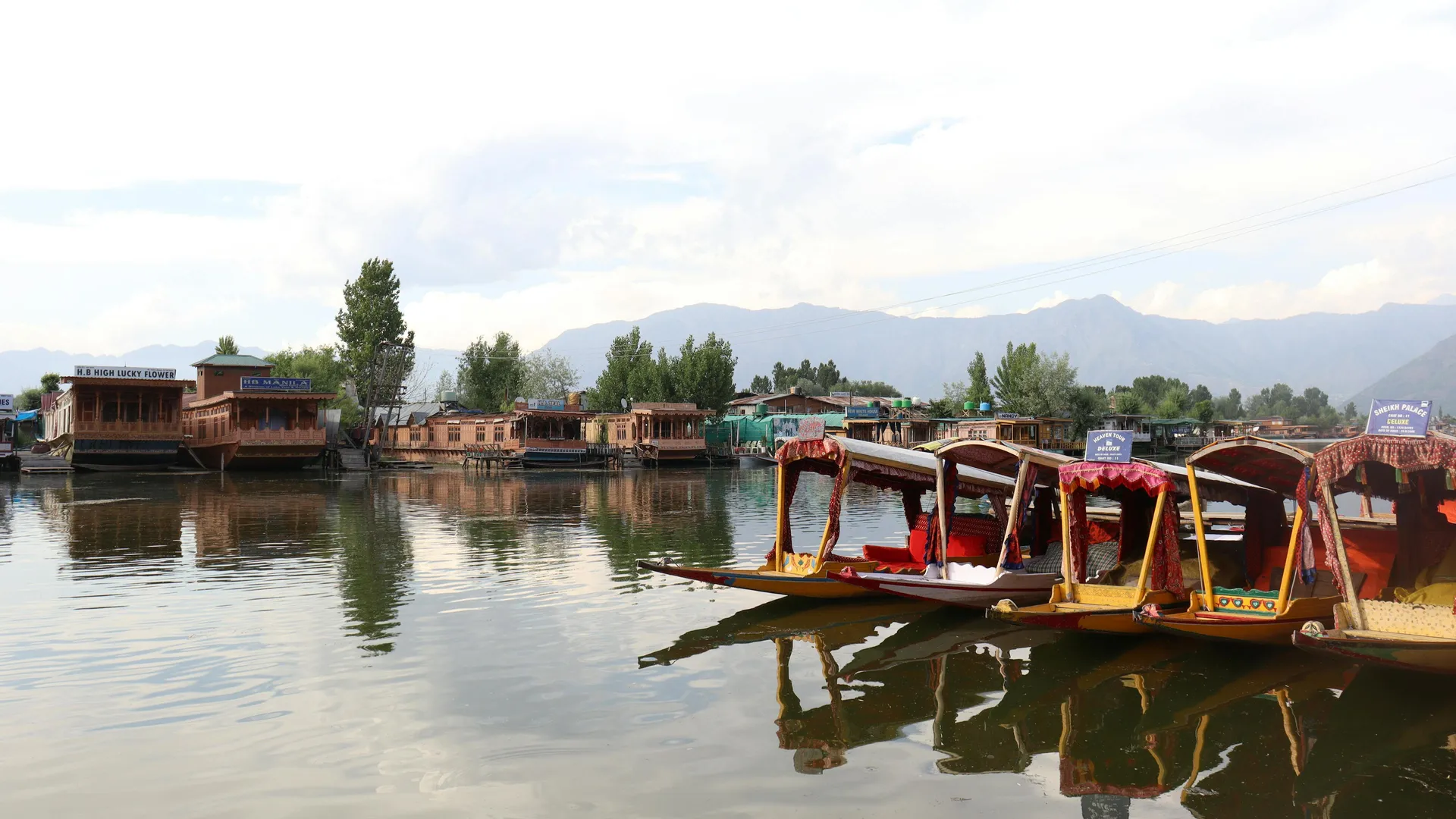Shikaras on Dal Lake with mountain peaks