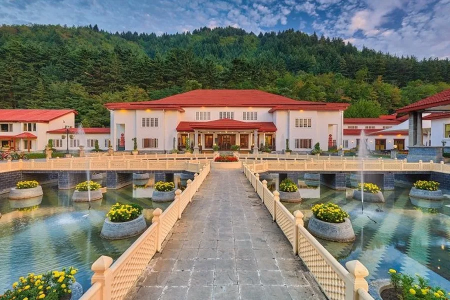 The LaLiT Grand Palace Srinagar booking assistance