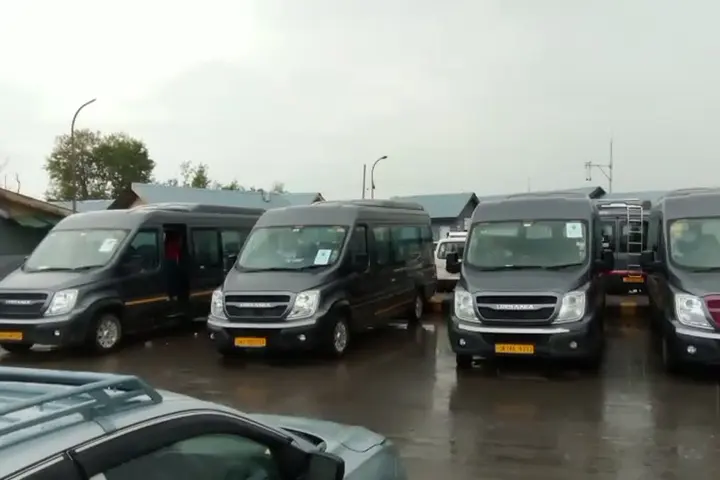 Cab rental vehicle for Srinagar airport taxi planning