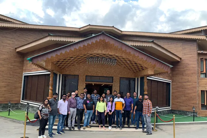 Group hotel arrival support in Kashmir