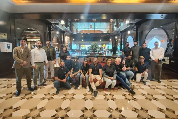 Corporate group dining coordination in Kashmir