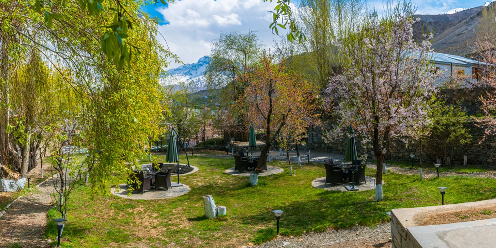 Hotel The Kargil garden and mountain views